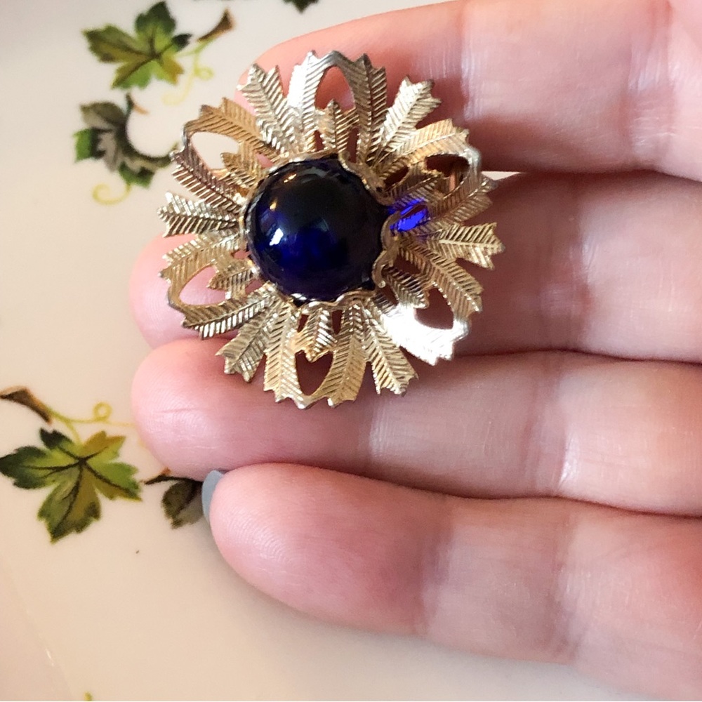 Vintage MCM goldtone wreath brooch w/ cobalt glass? orb unsigned